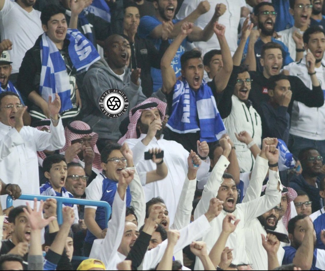 SamiAlJaber's tweet photo. في حديث جانبي بطوكيو مع معالي رئيس هيئة @Turki_alalshikh ذكر انه لا يحبذ الحضور بالمنصة ويفكر بالحضور بين الجماهير

اليوم تواجد بالمدرج الهلالي 

بس معقولة طبق حركة الموج 💙 مع الجمهور 😅 https://t.co/YO9E59R5H1