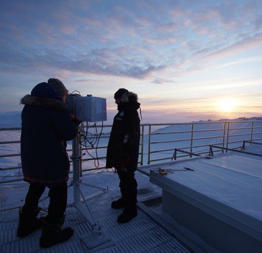CREATEArcticSci's tweet photo. Tom McElroy #YorkU and #uoftphysics PhD. student Paul Jeffery working on the Sun Photo Spectrometer at the PEARL Ridge Lab #PEARL2018 #SavePEARL #cndsci https://t.co/V7tyM2UUjJ