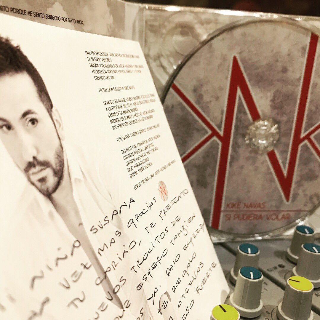 SusanaHevia's tweet photo. ¡¡Ya tengo las alas de @KikeNavasMusic en forma de disco!! ❤️ .. con ellas y esa dedicatoria con tanto cariño no puedo hacer otra cosa que volar, volar bien alto 🧚♀️🎶🎵
.
#SiPudieraVolar #KikeNavas #música #alas #dedicatoria #gracias 🙌 https://t.co/bnNcS6jsQw