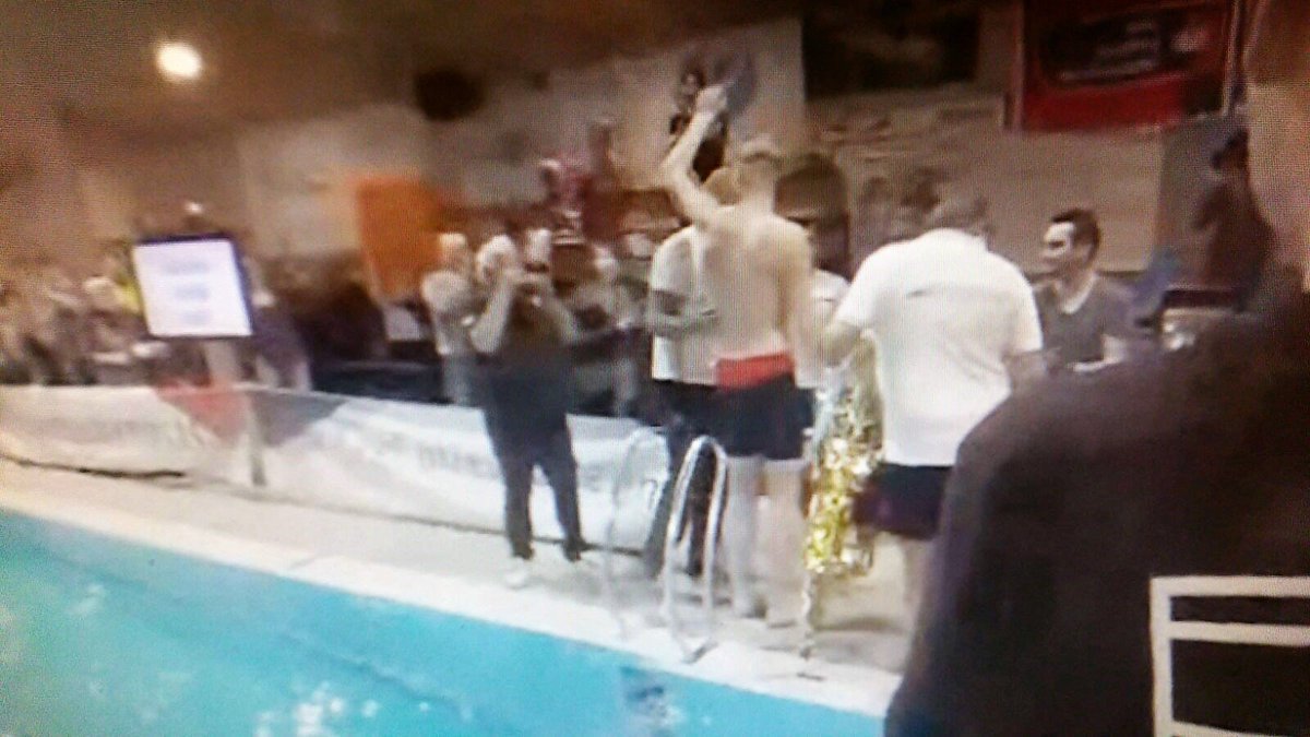 TeamNLtweets's tweet photo. Maarten van der Weijden heeft in Oosterhout in 24 uur 102 kilometer en 800 meter (!!!) gezwommen🏊‍♂️! Een wereldrecord. Ongelooflijk, wat een prestatie! 💪👏 https://t.co/0o5RnAIP0F