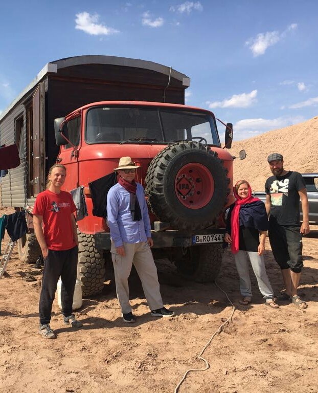 mkb_diplo's tweet photo. spent a great day in the #Kalluts in #Dashte-Lut dessert - and met by chance some Berliners
یک روز عالی را در #کلوت، کویر #دشت لوت گذراندم و بر حسب اتفاق، با چند برلینی روبرو شدم. https://t.co/PqT6IqEuv1
