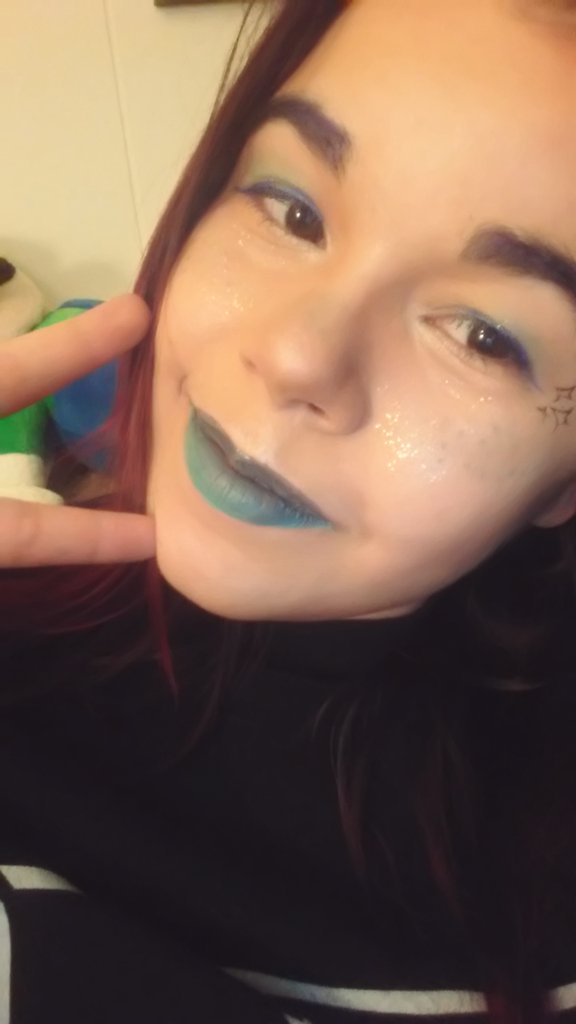 latenighthammy's tweet photo. When you try to look like a cute girl with sparkles, but your highlighter betrays you and makes you look like an old greasy lady.
Sorry I can't makeup but it was fun to try anyway. You can't really see my attempt at blue freckles ๐๐
#DeepFeelingMagicBeing https://t.co/0ebDSBBGEO