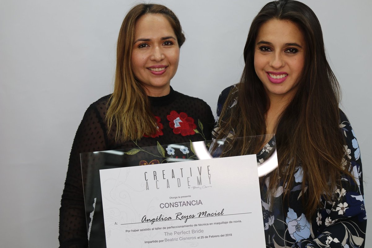 Cre_Aca_'s tweet photo. Otro taller finalizado!👌 Aquí con mis colegas en el taller de especialización de 💄 maquillaje 💄The Perfect Bride🔝🔝🔝 realizado por Angélica Reyes Maciel 👏👏👏¡MUCHAS GRACIAS POR ACOMPAÑARNOS ❤!
#CreativeAcademy #theperfectbride #tpb #cursosdemaquillaje by @beatrizcisneros https://t.co/NBlQAGWJ20