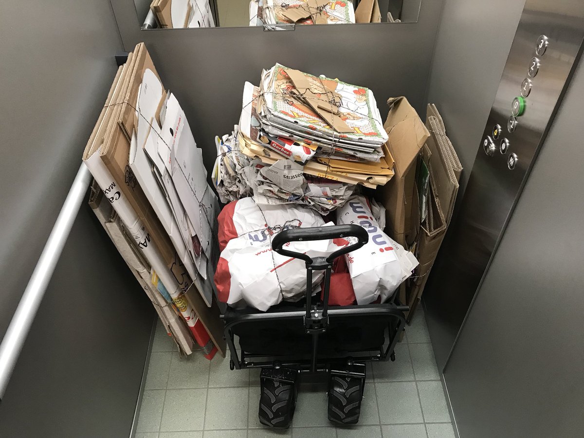 FlohEinstein's tweet photo. Das passiert, wenn man in einem Ort wohnt, wo man der Meinung ist, dass für Karton und Altpapier 3 Termine pro Jahr reichen #Recycling #Flaach #fail https://t.co/VmgGBmBgxj