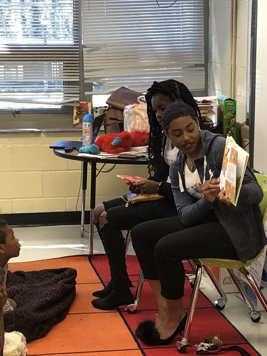 DrLWestManor1's tweet photo. Some amazing @APSMaysRaiders slid down the hill to help @APSWestManor celebrate Read Across America #💪🏽 Cluster Connections @apsupdate @AssocSupBattle https://t.co/xPDnopCjW3