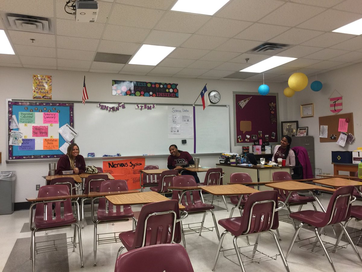 EdnaSanchez1's tweet photo. School pride! Team work! #AMSPOWER #TXpublicschools #myIrvingISD @Austin_Broncos https://t.co/xMwK0P6x1H