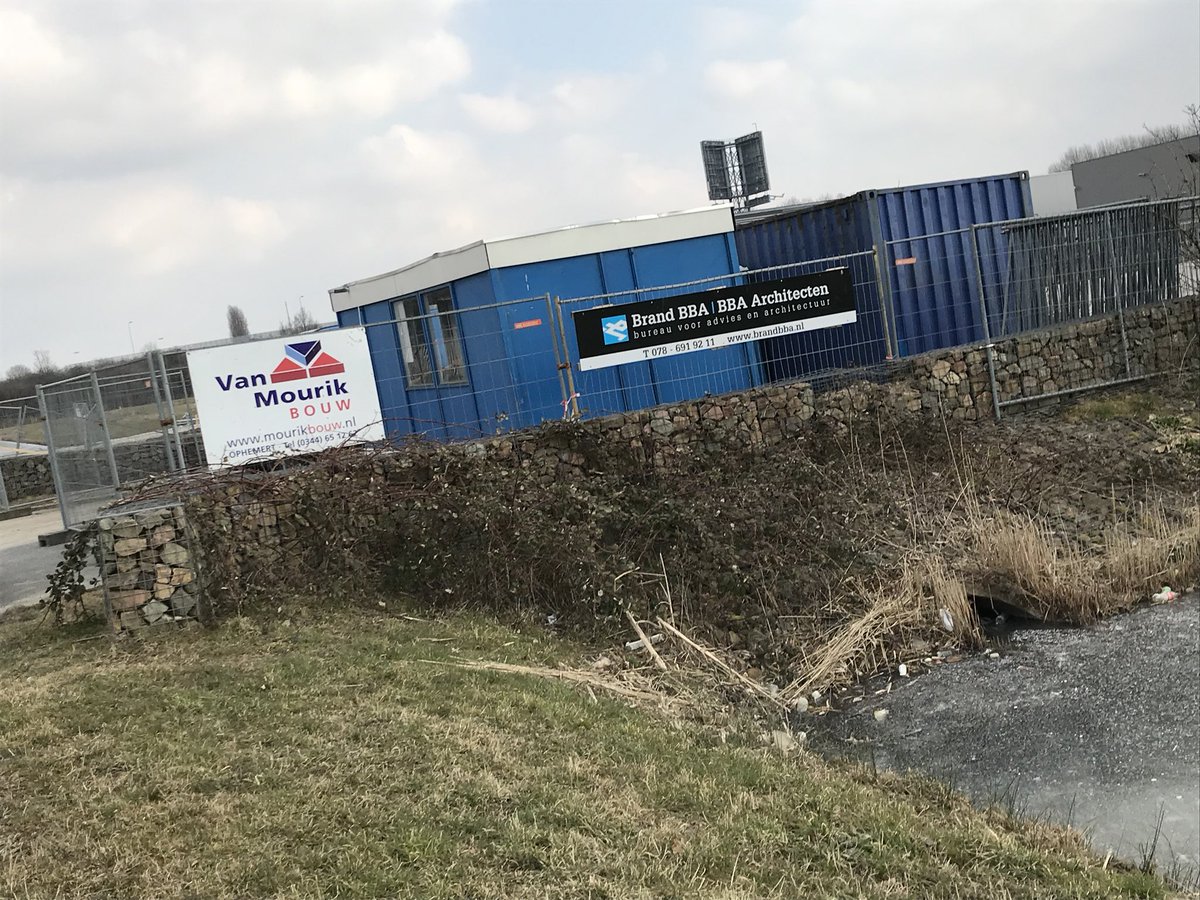 Vanmiddag officiële paal Van Pelt Zwijndrecht. Opdr. &amp; Aannemer voor de onderscheidende gevel. Het was koud, maar de hele familie was aanwezig. Het was weer eens een “ouderwets moment”