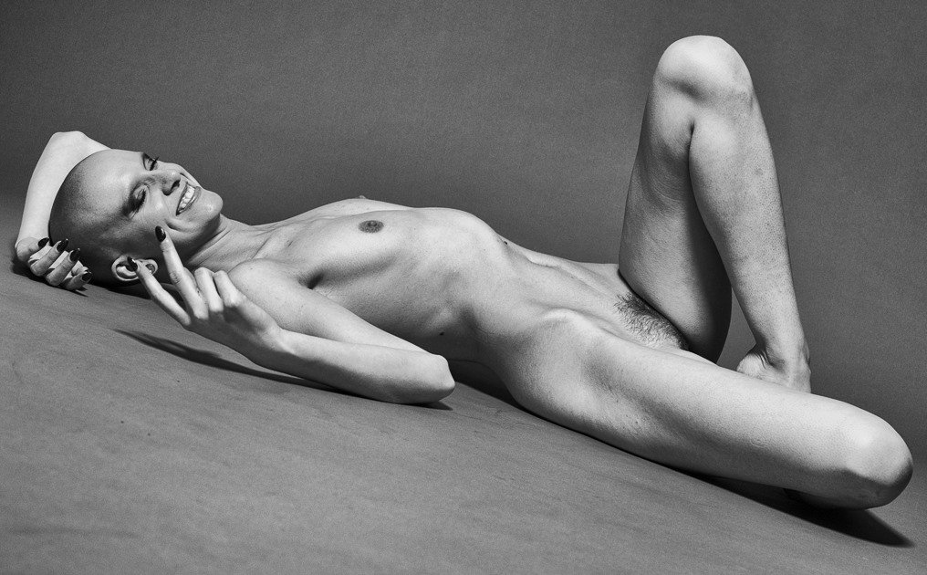 Talli_Lyndsey's tweet photo. Photoshoot fun with Richard Hudson at @york_photo_studio recently!✌️#yorkphotostudio #altmodel #V #nude #naked #nakedmodels #nudemodel #smile #Vsign #censored #bald #baldmodels #petitemodels #skinhead #skinny #ukmodel #yorkmodel #modelforhire https://t.co/jTmLGnKdaM