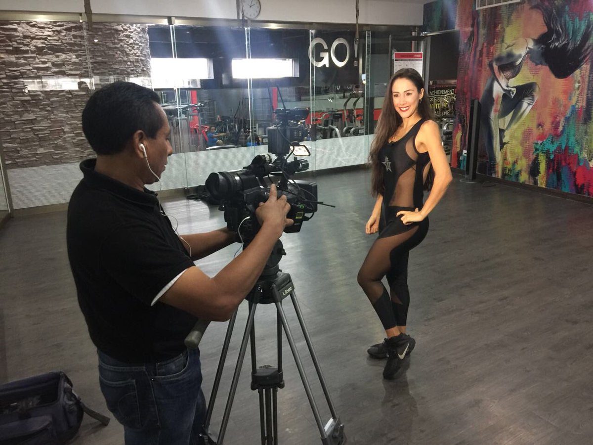 viancadugarte's tweet photo. #immortalfitness con @jesusimmortal mi master y esposo #grabando @SMZ_21 @SIPSETV @immortalkick1 #energiauniversal https://t.co/PMuKEORyqh