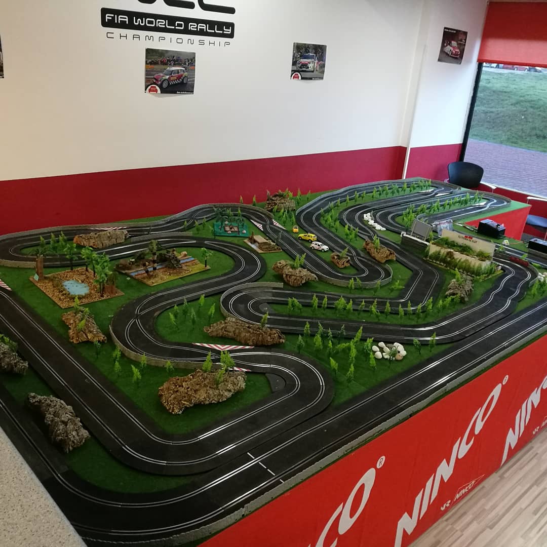 ParlaSlotRacing's tweet photo. Tramos listos para que empiece el regional madrileño de Rally-Slot en Parla Slot Racing #wrc #parla #rally #rallyslot #slot #cera https://t.co/NNnFaBGEaB