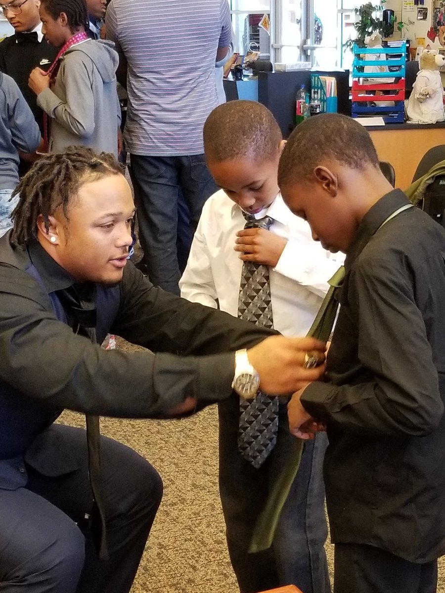 AspasiaAngelou's tweet photo. John Marshall Tie Day 2018! #BeBold #StevenGiles #TieDay @jmbearsokc @OKCPS @choosetobeBOLD @votestevedavis @SGilesStyle @WmStubbs https://t.co/opOnWuIDAY