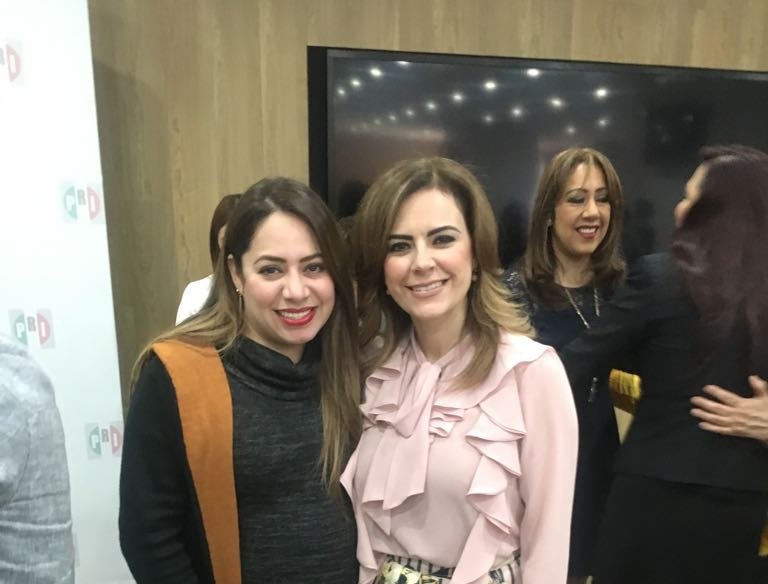 SugheyTorresR's tweet photo. Siempre un gusto saludarte querida senadora y lideresa @HildaFloresE #LaCausaNosUne @ONMPRIDurango listas, con toda la pila y la actitud #MujeresPRI @EnriqueBenitezO @AlyGamboa @evelioplata @marianabenitezt @drahuizar https://t.co/JjjPR59xvf
