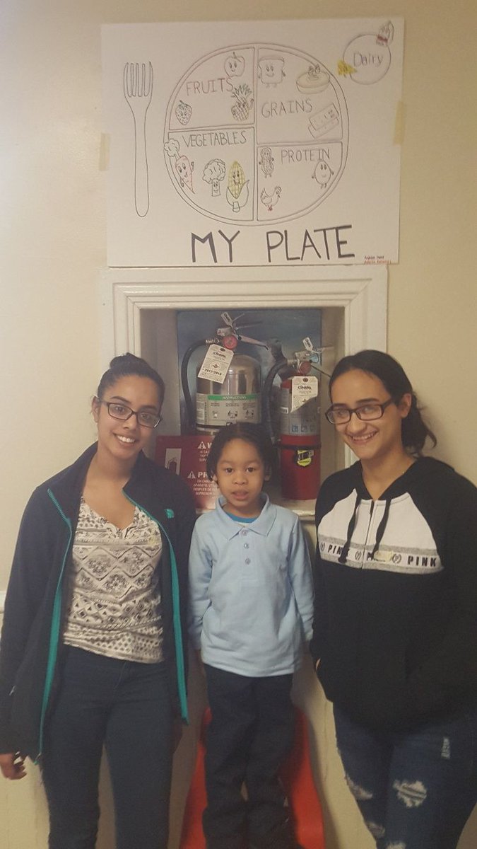 YSIPHILLY's tweet photo. Student volunteers from @HolyFamilyU discussed healthy eating habits to kids at Baring House earlier this week by reviewing food choices, presenting a chart with healthy eating ideas, and helping the kids prepare a healthy snack. #YSIPhilly #YouthServiceInc #volunteer https://t.co/8ZHOgvB6Hu