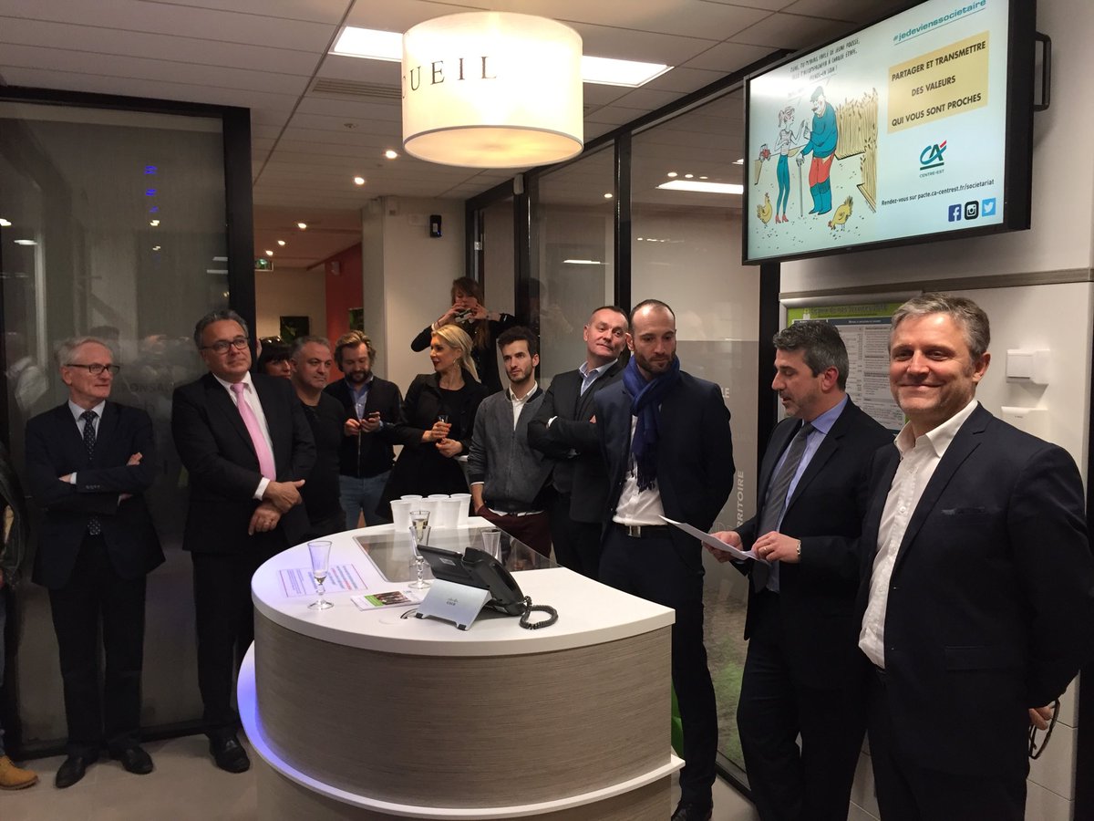 Soirée de lancement de l’agence de Ainay, Équipe d’Agences de Lyon Presqu’île en présence de Marc BALAS Directeur Commercial, Gilles FOURCADE Président de la Caisse Locale et Denis BROLIQUIER Maire du 2eme arrondissement
<a href="/ca_centrest/">Crédit Agricole Centre-est</a>