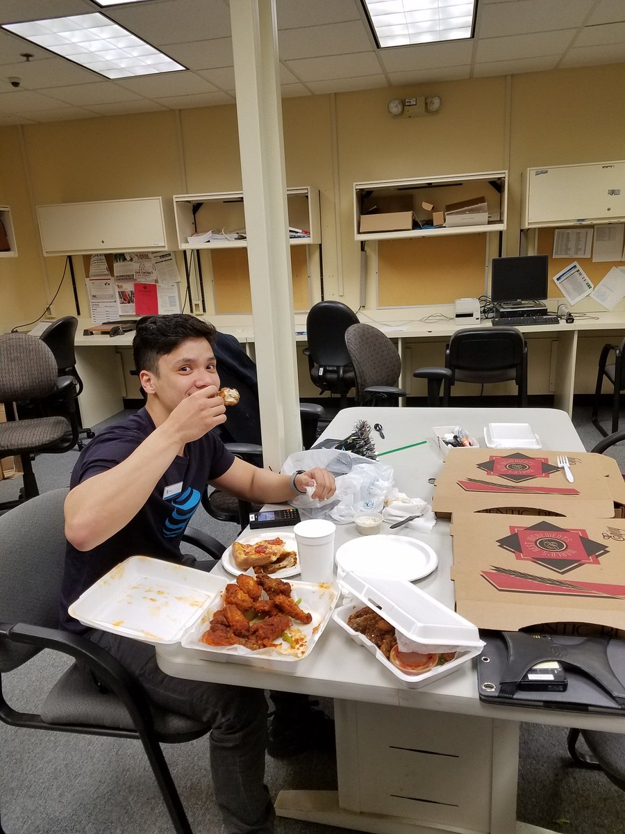 AtMiddletown's tweet photo. Team Middletown digging into their pizza and wings for employee appreciation day! Ready to win the day! @AtMiddletown #appreciatER #OurNE https://t.co/yitvMZaCto