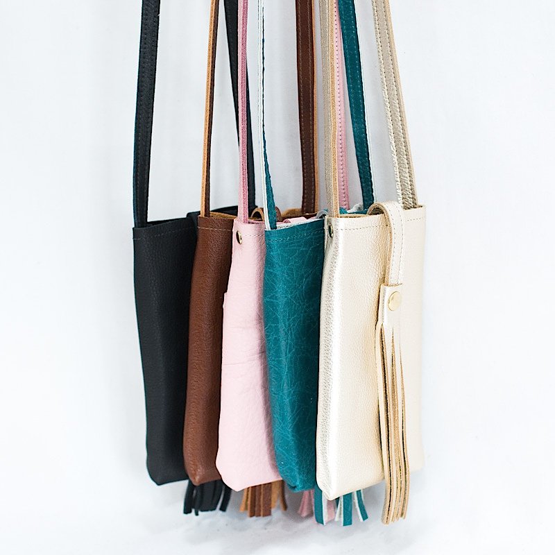 BeaudinDesigns's tweet photo. Phone Purse = the go to accessory to keep your tech fashionably on hand. #leatherphonepurse #techaccessory https://t.co/jTnQTDCvz9