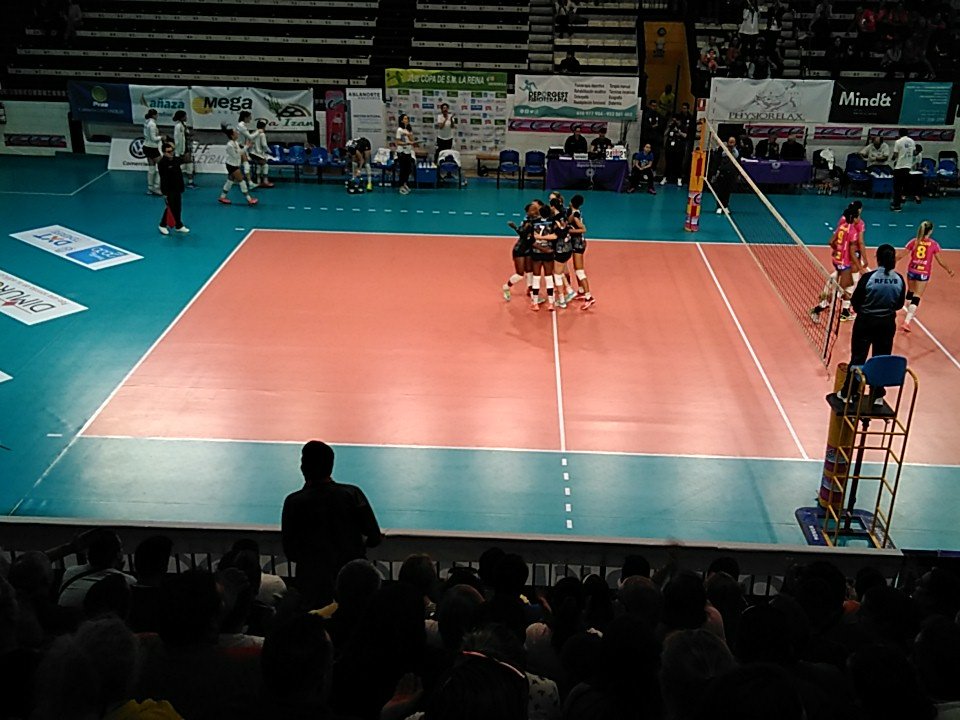 Siverio_Ale's tweet image. El primer set es tinerfeño!!! @aronavoley 25-21 @cvjavolimpicolp. Buena disputa de ambos equipos #1set #CopadelaReinaVB2018