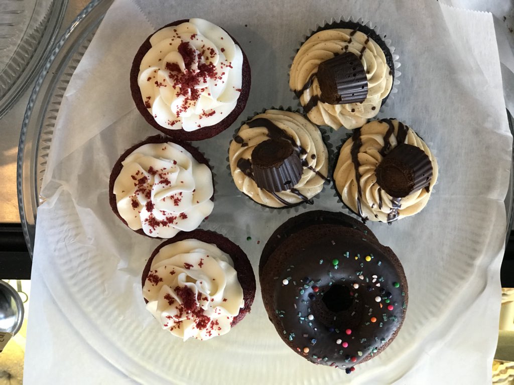 mudpiebakery's tweet photo. Lots of #GlutenFree goodies today.. Scones, Cupcakes, Cookies.. and tons more! These dont last long, so hurry in and see us!
.
.
.
.
#mudpiebakery #vegan #plantbased #gftreats #gf #gfmuffins #gfscones #gfdonuts #gfcupcakes #gfcrumble #gfcrumbcake #gfcookies #gfbrownies #yummmm https://t.co/NxU6jnRlj3