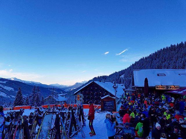 timmy_goodhew's tweet photo. Back in an all too familiar setting ❄️ 😍 🎿 ⛷ ☀️ 🍺 #chinupgrob #skiing #friday #beers https://t.co/vOFjbhXxrt https://t.co/AoBP6phfz6