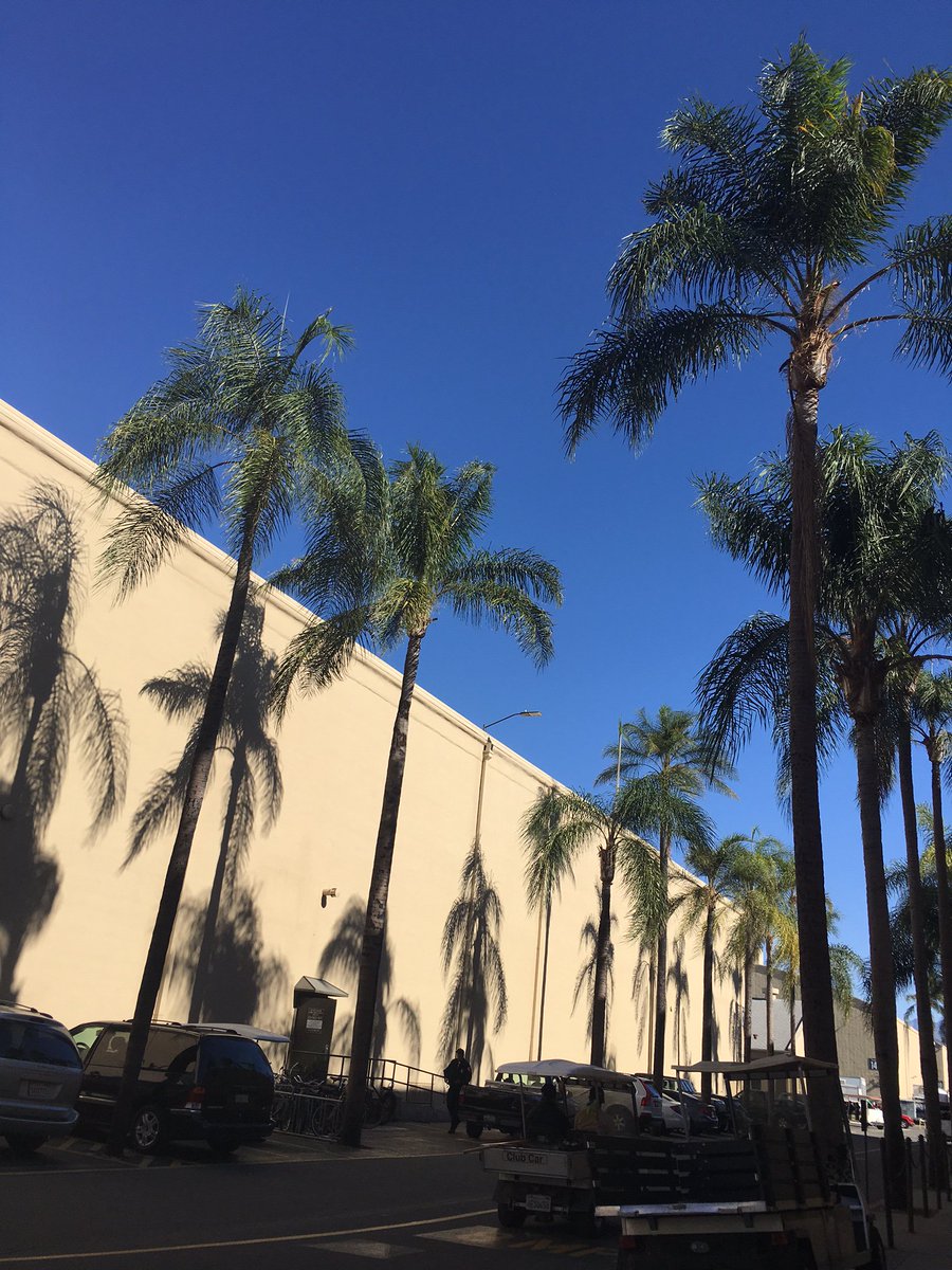 DesignStudioWB's tweet photo. Happy Friday everyone! #wbdesignstudio #wbds https://t.co/GafA7nFDUq
