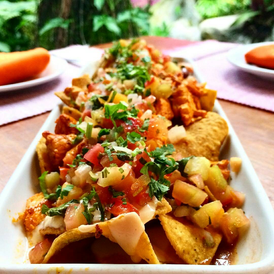 fridarest's tweet photo. ¿Con quién compartirías unos #Nachos de #FridaRest?🤔❤ ¡Piénsalo porque el amor y la comida se comparten! https://t.co/l2p1e7UR37