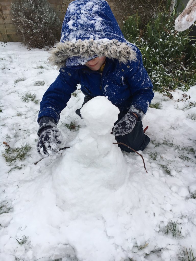 timhatton's tweet photo. Hmm... bit small #wrongtypeofsnow https://t.co/Vv6LVYrNZx