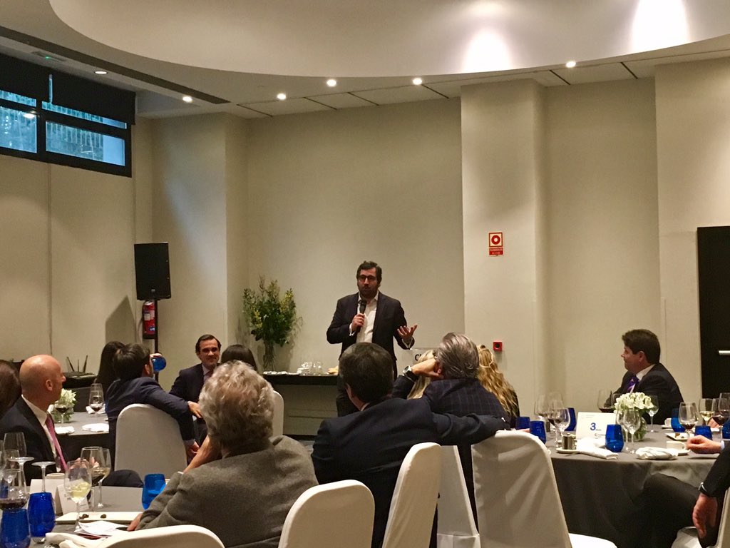 o_lopez_lopez's tweet photo. Fantástica ponencia de @josemcarbo organizada por @dbiosca en @Ilunionhotels #distribicion #hoteles https://t.co/ivHJALsB4c