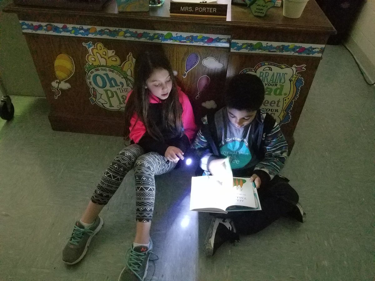 tlmeporter3's tweet photo. Flashlight Friday fun in 3rd grade. Rotate reading with Dr. Seuss books. #happybirthdaydr.seuss @SpartaTrojans https://t.co/9RKcZCgiEm