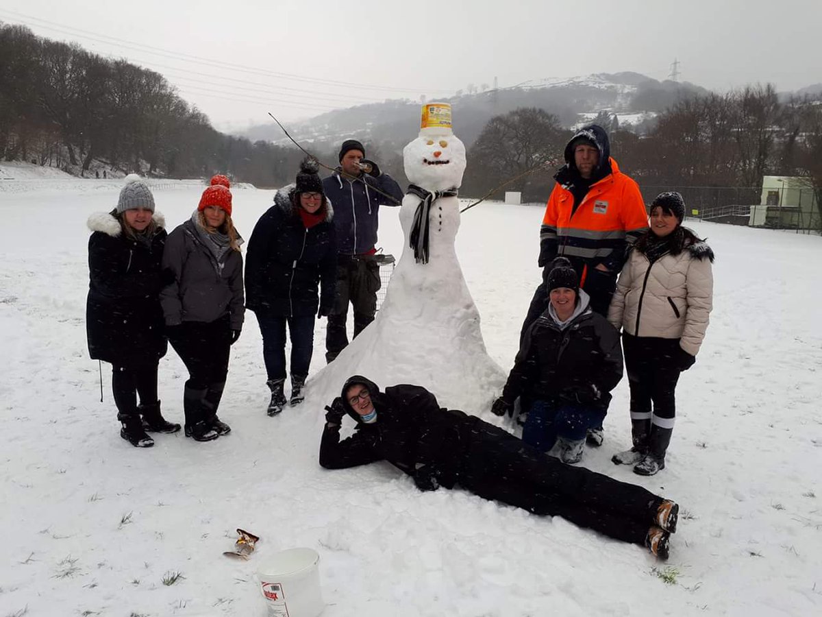 Kleelew's tweet photo. @DerekTheWeather nothing keeps us ladies from the pub! Made anew friend ☃😃🍻 #snowday @HopkinstownCC https://t.co/FdIBeBMKVu