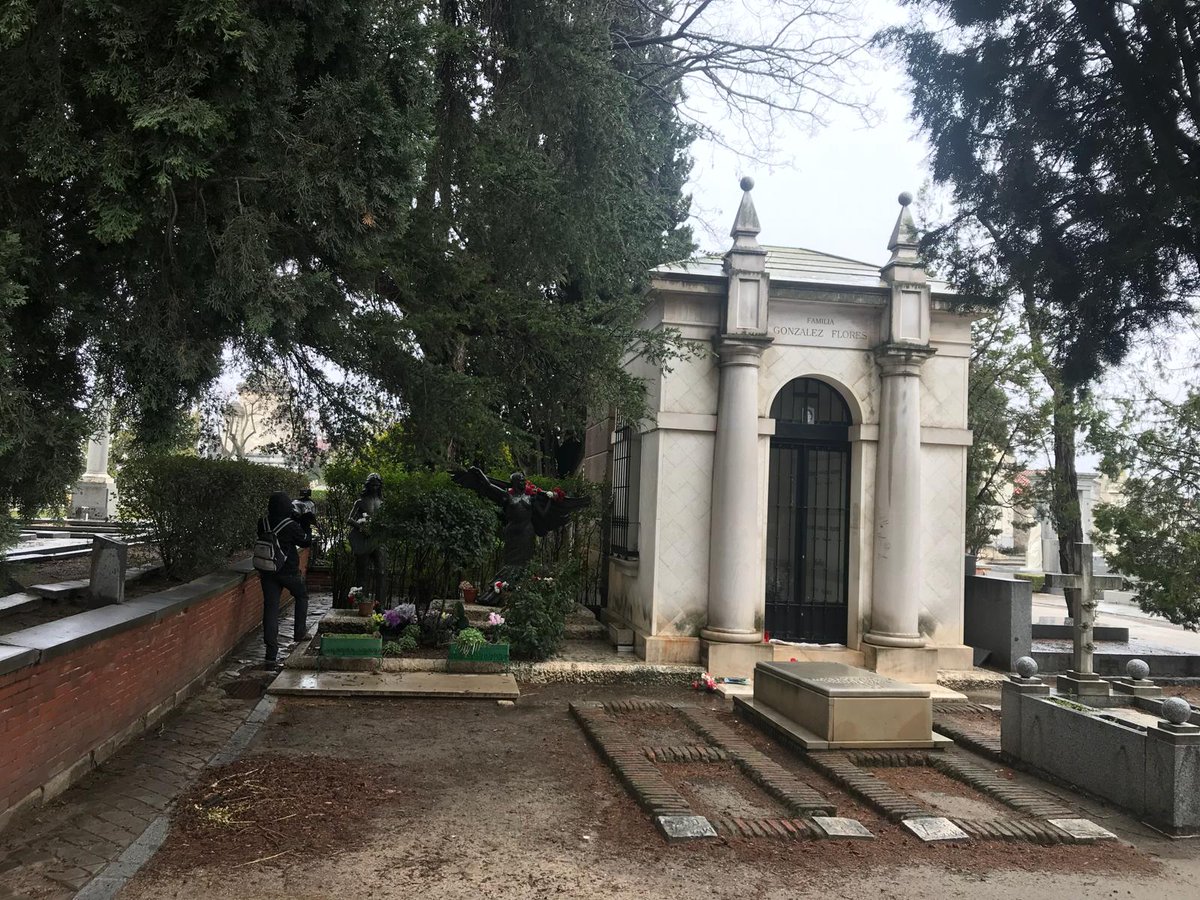 MadridDirecto's tweet photo. ¿Quieren conocer las historias y secretos que esconde el cementerio de La Almudena? El ayuntamiento de Madrid organiza visitas guiadas y @RafaRodrigoZ es uno de los privilegiados en poder ver algunas de las tumbas más famosas del camposanto. #MD118 @telemadrid https://t.co/rbkrDkNMzp