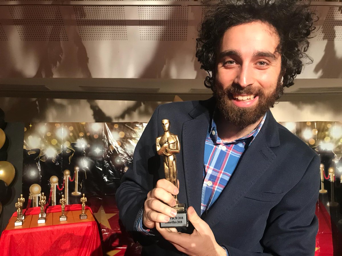 MadridDirecto's tweet photo. And the Oscar goes to....Dionisio!!!! Nuestro hombre del tiempo recibe un homenaje por su colaboración con #MD118 "Doy las gracias a todos por lo cariñosos que han sido" ¡Menuda sorpresa! @RafaRodrigoZ también se lleva su merecido premio. @telemadrid https://t.co/839O9iooXs