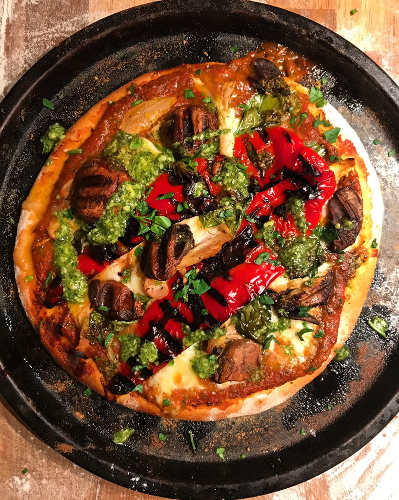 markjamesmunro's tweet photo. Charred red pepper, charred wild mushroom, roasted chicken, buffalo mozzarella, basil pesto, extra virgin olive oil, fresh herbs #pizzanight #lovethedough #askforrecipes #kitchen29 ๐ https://t.co/iW6iaemgrG