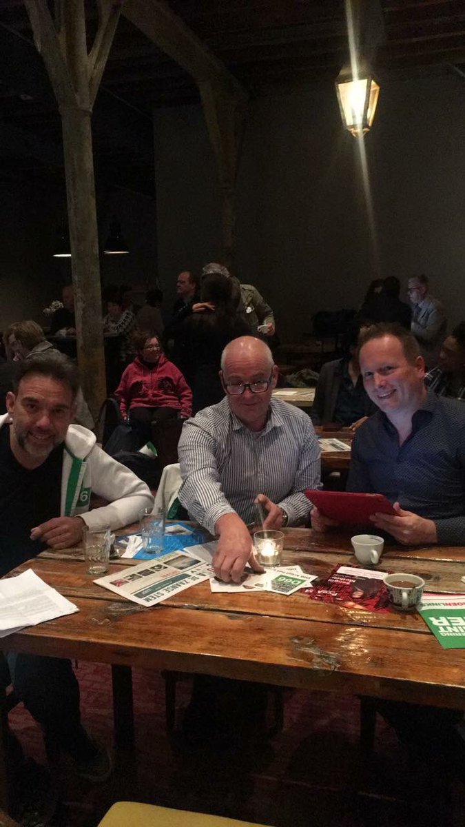 D66Zaanstad's tweet photo. Het #PubQuiz team is er klaar voor 💪🍀🎉 met @M1cel @robkarst @JeroenvanderTol @Boer66 #KansenvoorZaanstad #GR2018 https://t.co/Lg1cXljeDy
