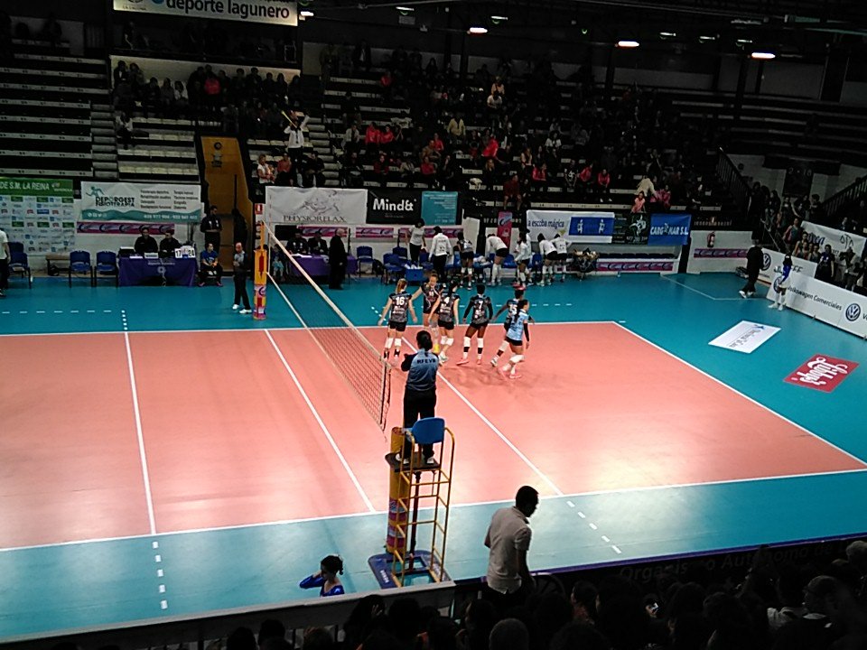 Siverio_Ale's tweet image. El segundo parcial también es tinerfeño @aronavoley 25-17 @cvjavolimpicolp (2-0) #2set #CopadelaReinaVB2018