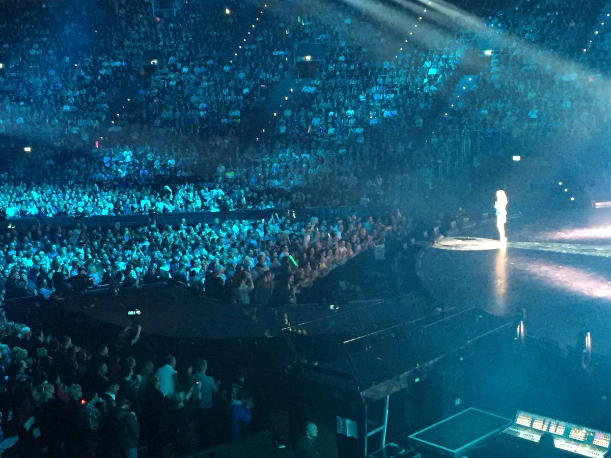 baumi71s's tweet photo. Bei dat Helene. Sehr schön 😀 Und trommeln kann sie auch. Großartig !!#HeleneFischer https://t.co/0f9IoGs1Wf