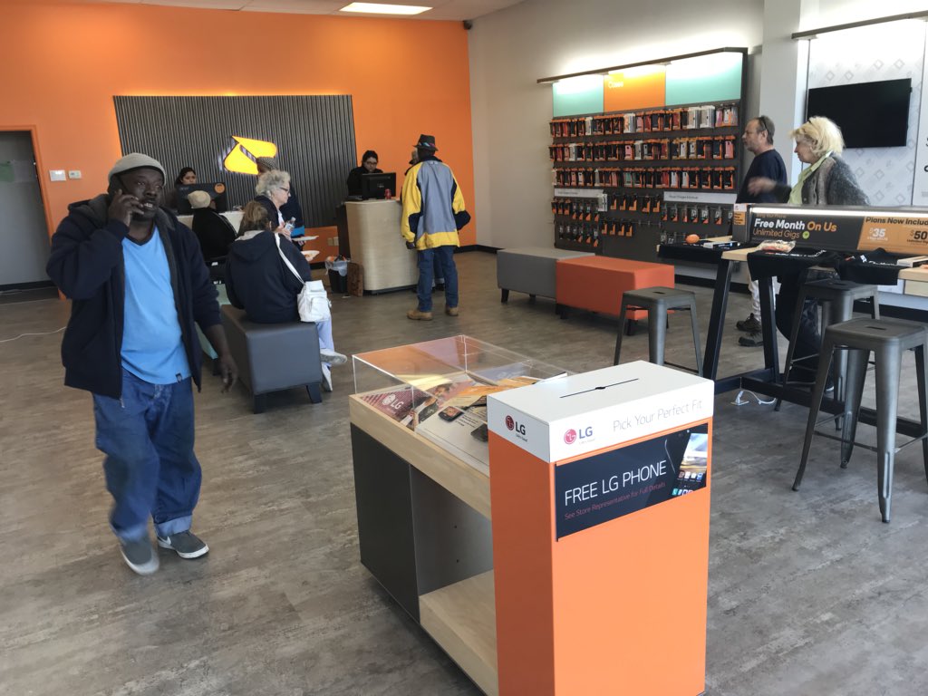 AdamAlliedNC's tweet photo. A lot going down in Danville today! Come and check out the new 4.0 Store on Mount Cross! Come and see Ana and Miriam about switching and grab some free pizza, drinks, and Boost gear while you’re here! @alantubbsboost @greginsouthva @AlliedEsH https://t.co/M49BLQPd23