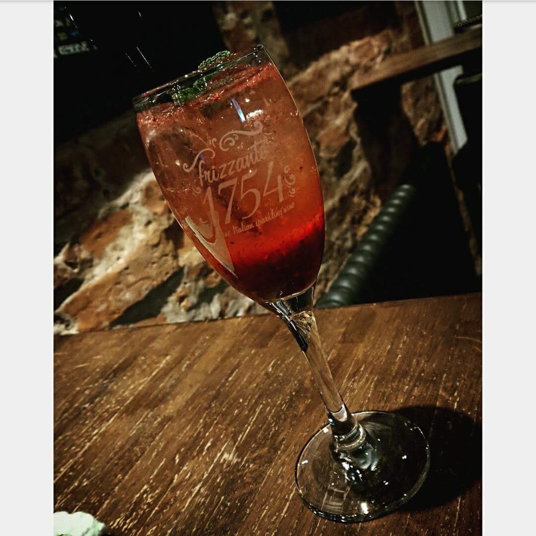 coachhousegoole's tweet photo. 🍸New Cocktail tonight at The Coach House!! 🍹
Berry and mint Ginsecco - Blitzed strawberries, blueberries, raspberries and mint in sugar syrup. Whitley Gin, topped with prosecco, with a garnish of mint - Only £5.95!!
#gin #ginbar #weekendgin #ginoclock #gingin #whitleygin https://t.co/DaTisPsXxi