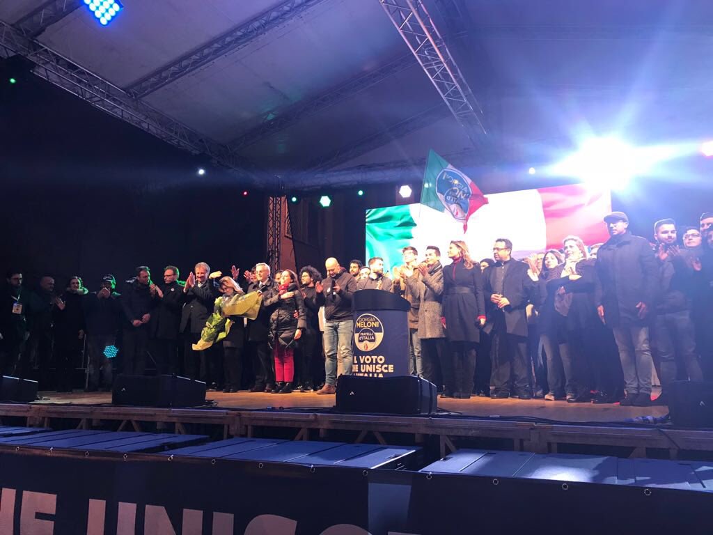 isabellarauti's tweet photo. STRINGIAMOCI A COORTE, L’ITALIA CHIAMÓ: SÌ! 
Abbiamo appena chiuso la #campagnaelettorale, a #Latina, con #GiorgiaMeloni!
Siamo in campo per l’#Italia, siamo in campo per gli #italiani. I #Patrioti votano #FratellidItalia

#PERANDAREOLTRE 🇮🇹
#4marzovotoFdi 
#MeloniPresidente https://t.co/PQMoWAmGXW
