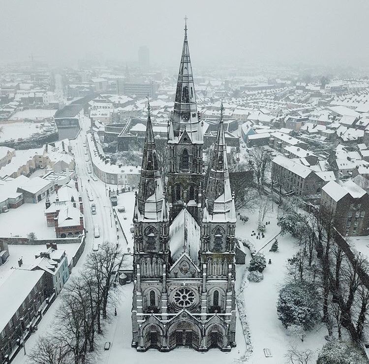 hellocork_'s tweet image. WOW - Saint Finbarre’s Cathedral is looking phenomenal ❄️ thanks to @astarcalledthesun #hellocork_ 
#cork