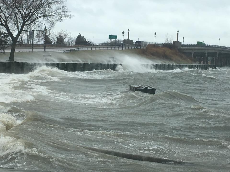 LisaTamburini's tweet photo. Winds are howling and lights are flickering in #SagHarbor - how many days til Spring? #NorEaster2018 #Hamptons https://t.co/5fIYCLB3sH