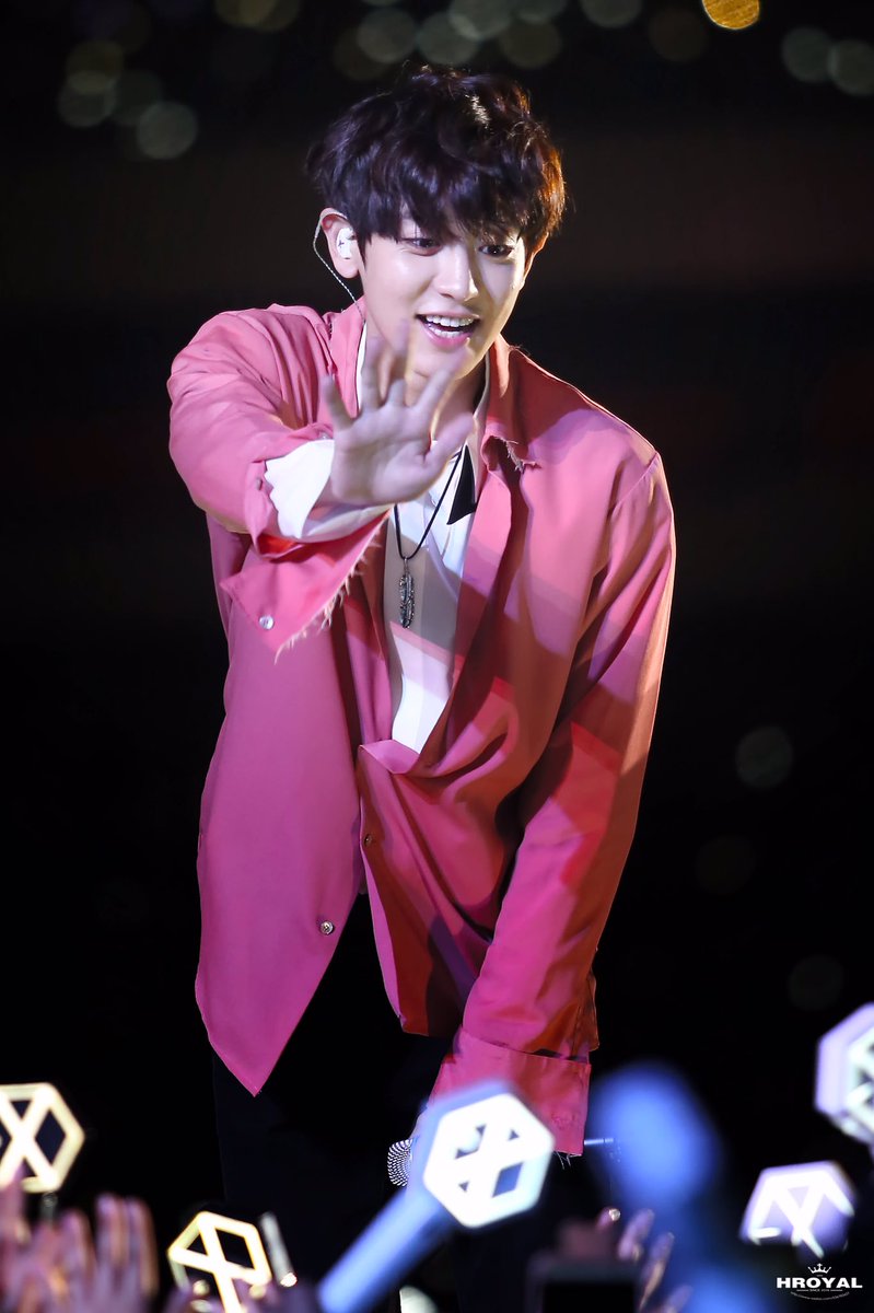 hotvscuteyeol's tweet photo. #EXOL #BestFanArmy #iHeartAwards @weareoneEXO https://t.co/3SI1G8xdS8