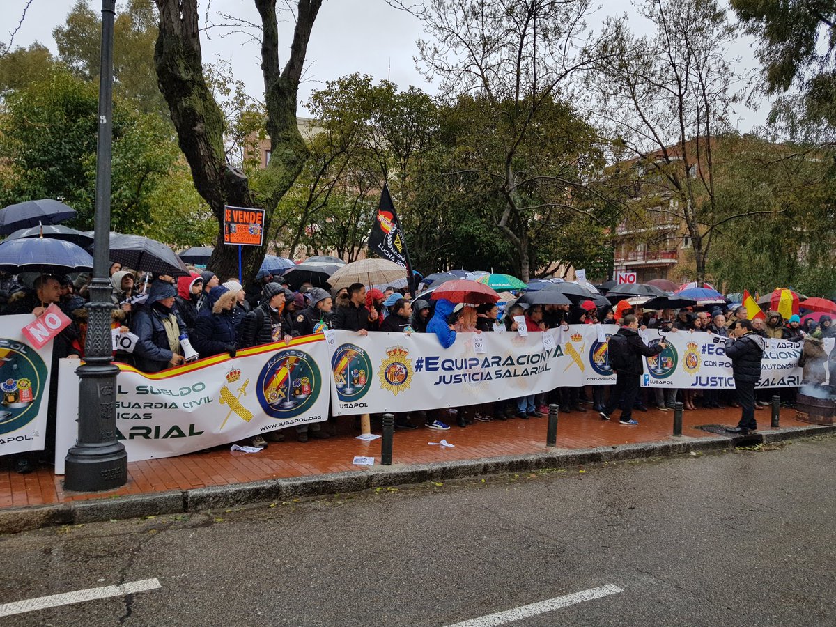 jusapol's tweet photo. Hoy nos hemos concentrado más de 4.000 Policías y Guardias Civiles en la Pza Carabanchel expresando nuestra postura frente a una falsa equiparación. 

Reivindicamos una #EquiparacionYa REAL. Las nóminas muestran la realidad y las cifras de Gobierno NO https://t.co/WxknUsrIY9