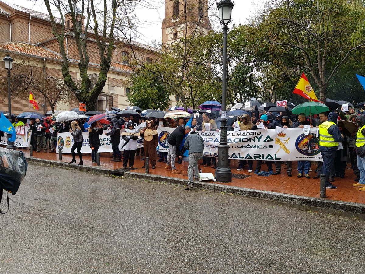 jusapol's tweet photo. Hoy nos hemos concentrado más de 4.000 Policías y Guardias Civiles en la Pza Carabanchel expresando nuestra postura frente a una falsa equiparación. 

Reivindicamos una #EquiparacionYa REAL. Las nóminas muestran la realidad y las cifras de Gobierno NO https://t.co/WxknUsrIY9