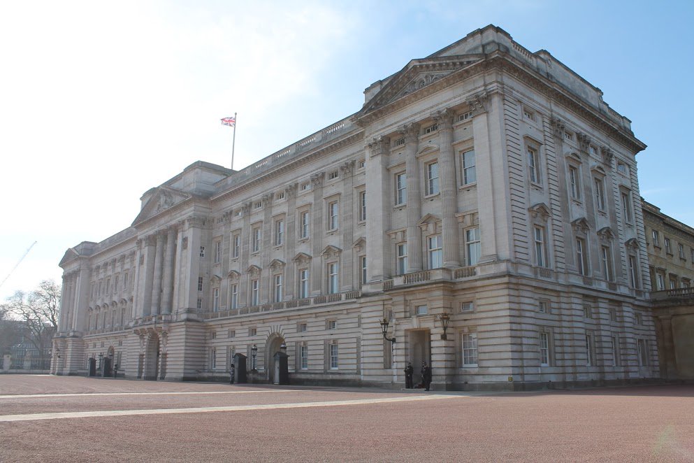 LanguageAdvance's tweet image. Buckingham palace looking majestic as always! Hello Queenie!  :) 

#languageadvance #culturalimmersion #culturalexchange #tesol #english #wanderlust #schooltravel #schoolgroup #studytour #london #UK #buckinghampalace #queen