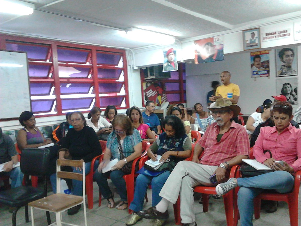 LaAranera's tweet photo. La sede del Consejo Comunal #LosRuicesSocialista sirvió para realizar la Asamblea para la Adecuación d los Consejos Comunales de la parroquia Leoncio Martínez, con la presencia del camarada Bernardo Rodríguez de @Infocomunal https://t.co/qBkOmRoklw