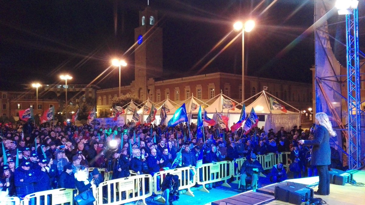 FratellidItalia's tweet photo. Si chiude in Piazza del Popolo a Latina la campagna elettorale nazionale di @FratellidItaIia. Il 4 marzo #VotaGiorgiaMeloni #VotaFdI https://t.co/oCRciCh9hQ