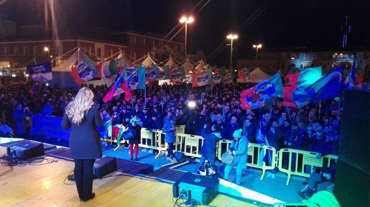 FratellidItalia's tweet photo. Si chiude in Piazza del Popolo a Latina la campagna elettorale nazionale di @FratellidItaIia. Il 4 marzo #VotaGiorgiaMeloni #VotaFdI https://t.co/oCRciCh9hQ