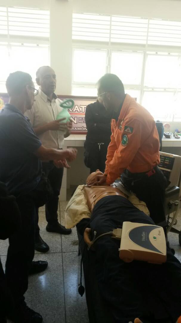 Personal de nuestra organización actualizándose en RCP, excelente actividad