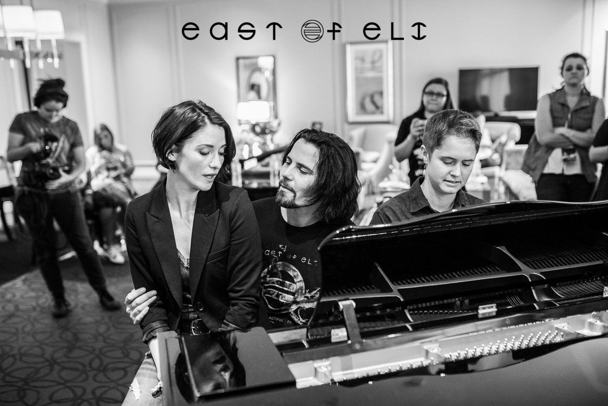 eoexperience's tweet photo. VIP #EOExperience isn't quick hand shake &amp; pic. It's HOURS up close &amp; personal 2 chat, eat, &amp; sing songs w/ @eastofeli &amp; @chy_leigh - ALL 4 LESS than tix 2 con, photo op, &amp; meet&amp;greet - #ECCC2018 gets 1st chance Mar 4 @ElCorazonSea #eoeXtour (https://t.co/LQQWjSd7g1) 📸@photo_ego https://t.co/jviPOK9LfH