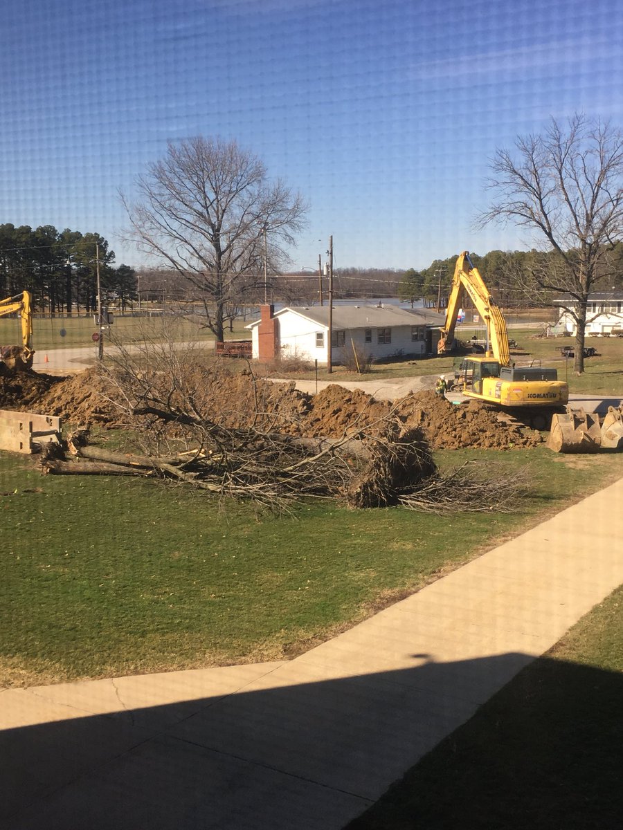 clintwolfe1's tweet photo. Gonna have to find a new fire drill landmark...#treesgone #SalemWildcatPride https://t.co/xQCLjbPsUD